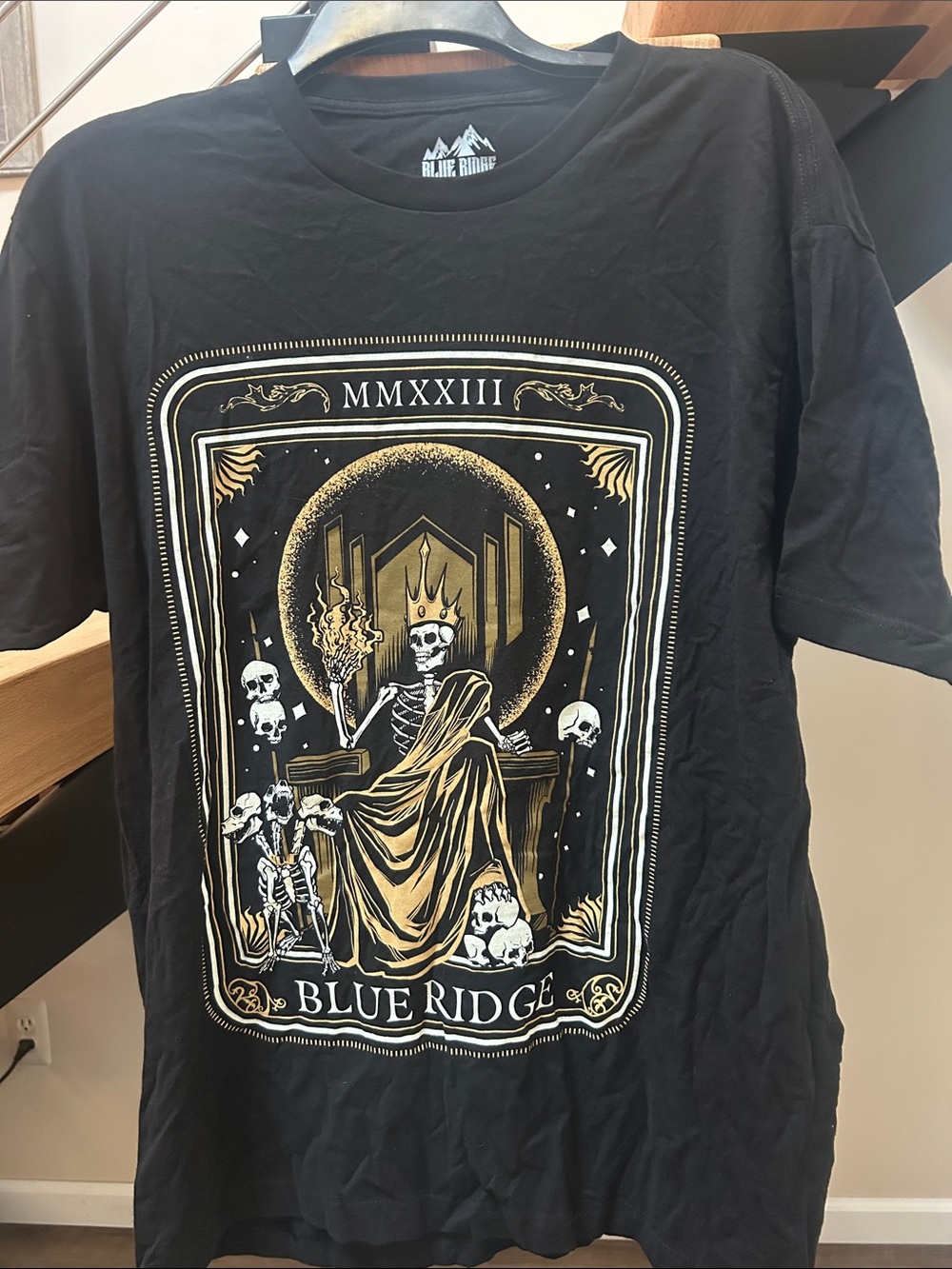 Men’s Black Short-Sleeve Graphic Tee with Gold Throne Design